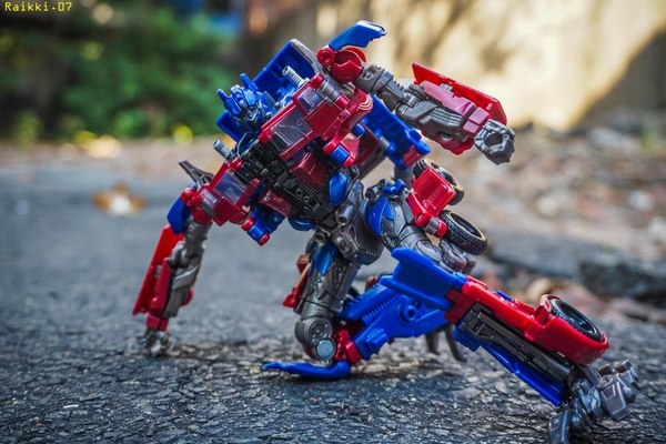 Studio Series Optimus Prime Movie Voyager Extensive In Hand Photos 17 (17 of 27)